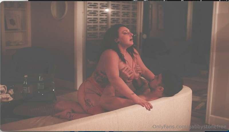 𝐓𝐡𝐢𝐜𝐤𝐞𝐫 𝐆𝐚𝐛𝐛𝐲 𝐢𝐧 𝐑𝐞𝐝!!🥰 Watch as I get fucked and ride his c..