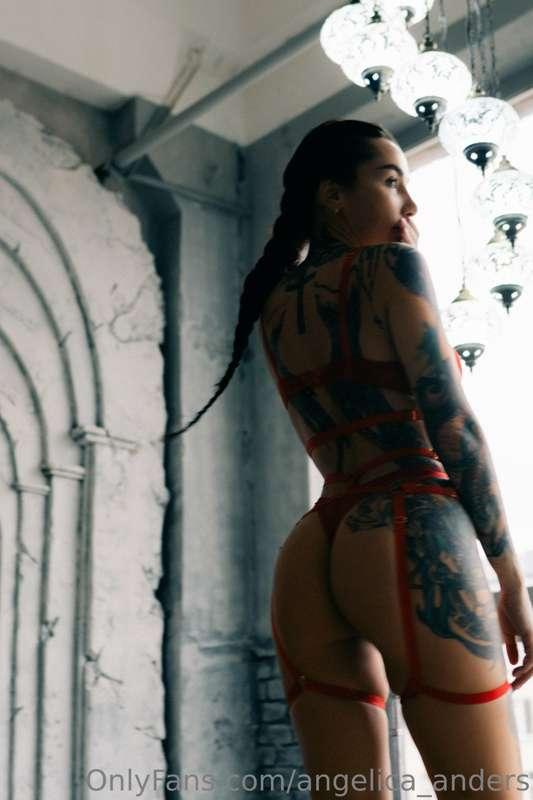 luscious body curves made for touching and spanking, or do y..