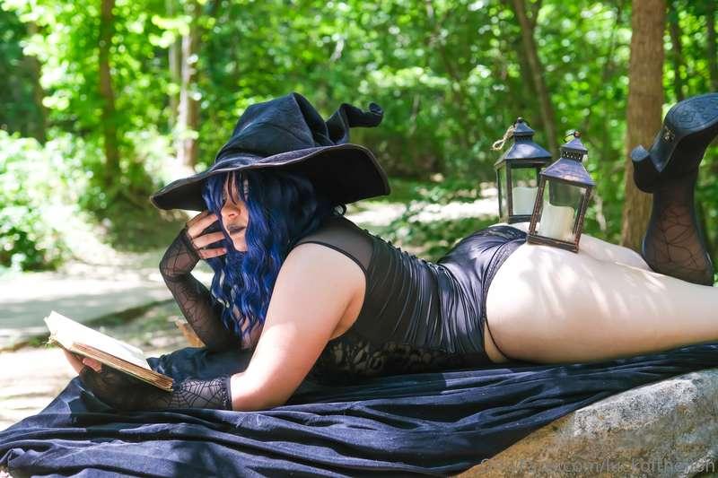 Do we miss Cordelia or do we want some new sexy witches? Tip..