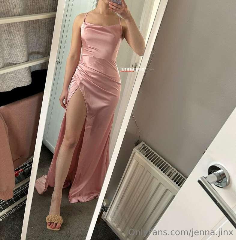 Happy weekend everyone 🥰 I love this pink satin dress 😍💖
