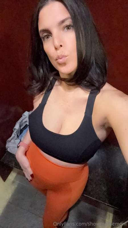 More fitness selfies 🧡🖤Swipe for the good stuff! ✨