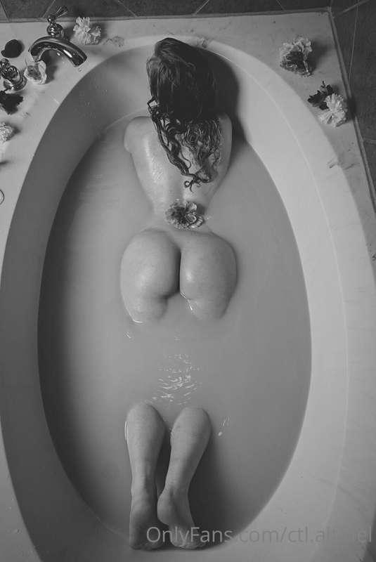 FREE sub! Go check her out!

I'm a sexy princess who loves t..