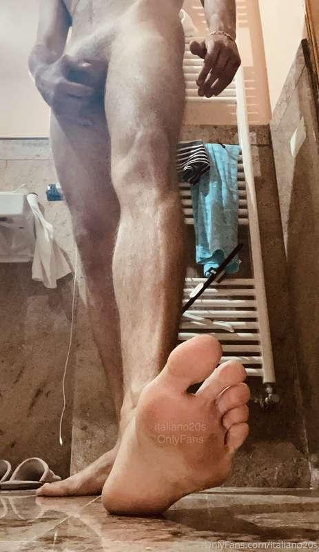 🇮🇹 Cerco amico di doccia… che raccolga il sapone 🧼 🍆  • 🇬🇧 L..