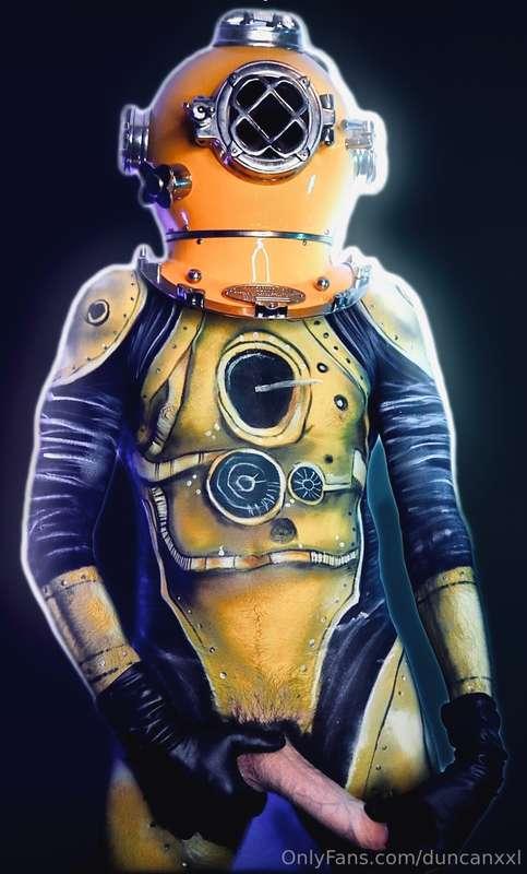 Deep sea diver DuncanXXXXL 🫧🫧💦🫧🐠💦... body painted by @picass..