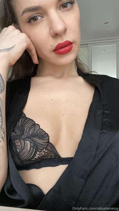 Would you mind if I left red lipstick marks on your cock? 💋