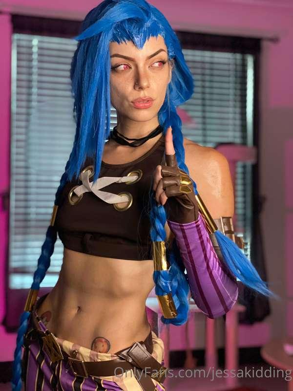 I put together an Arcane Jinx cosplay and I kinda really lov..
