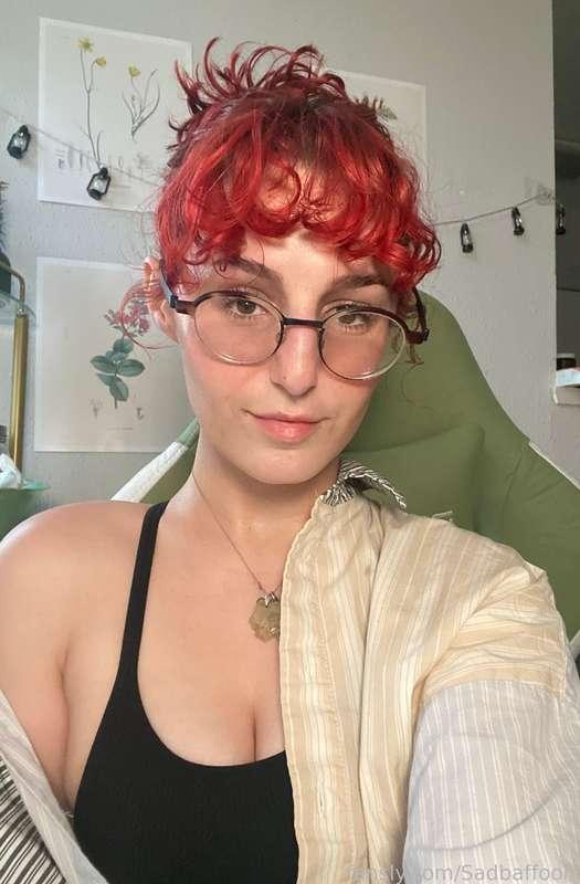 Live on fansly now!! Come edit my new video with me 🥵