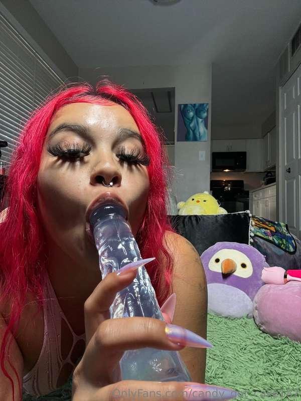 See how the diq matches the nails? Very cutesy very mindful,..