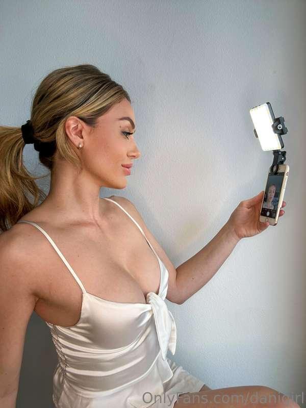 Every girl needs this!! ✨✨

The best mobile lighting to take..