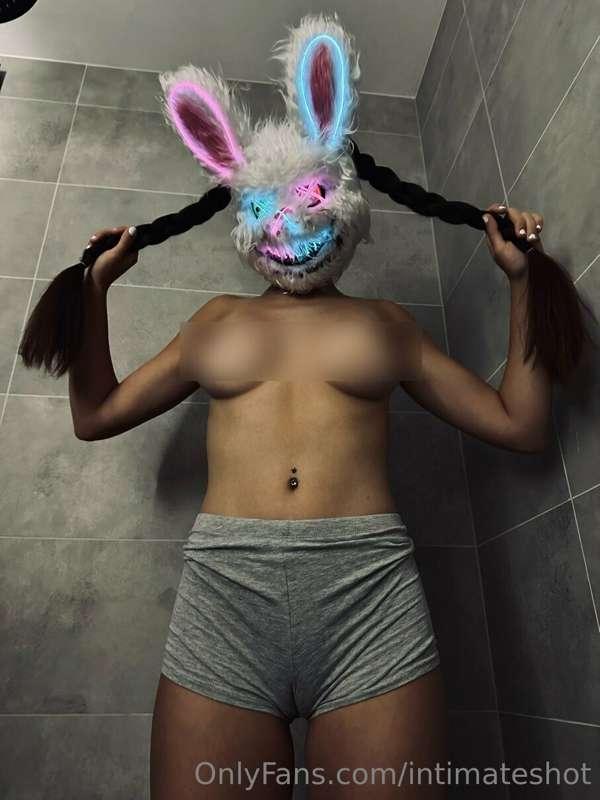 Líbí se ti moje copánky a zařízlá kundička v kraťáskách?👅👅