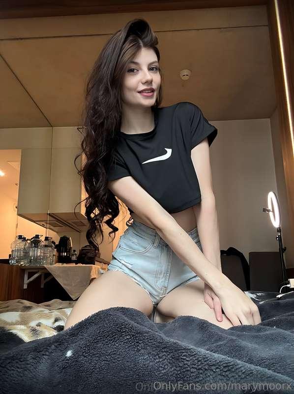 @hayleyyourbae has so many cool looks, 😍💥 hot videos🔥 , and ..