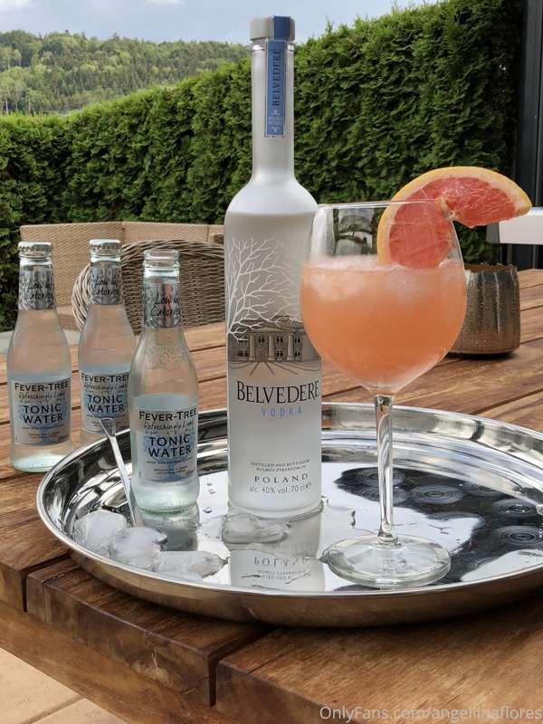 who will offer me a drink 🍸🍹 ☀️☀️🍸 🍹🍾