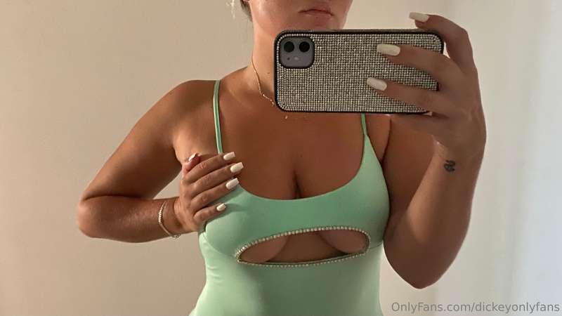 I really love this dress. what do you think? 🤔