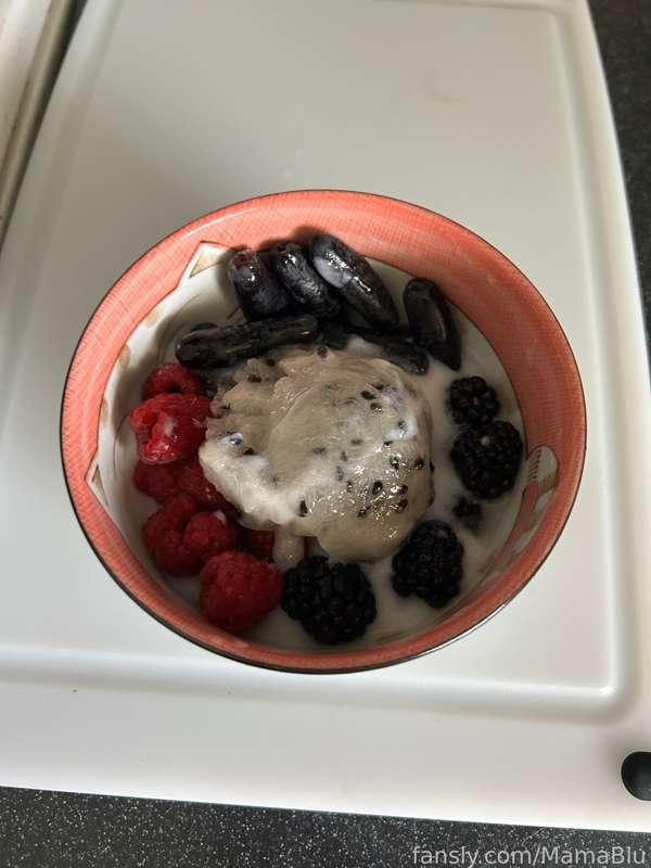 I love making fruit bowls in the morning 💕
Its just missing some cum, could you spare me some? ✨