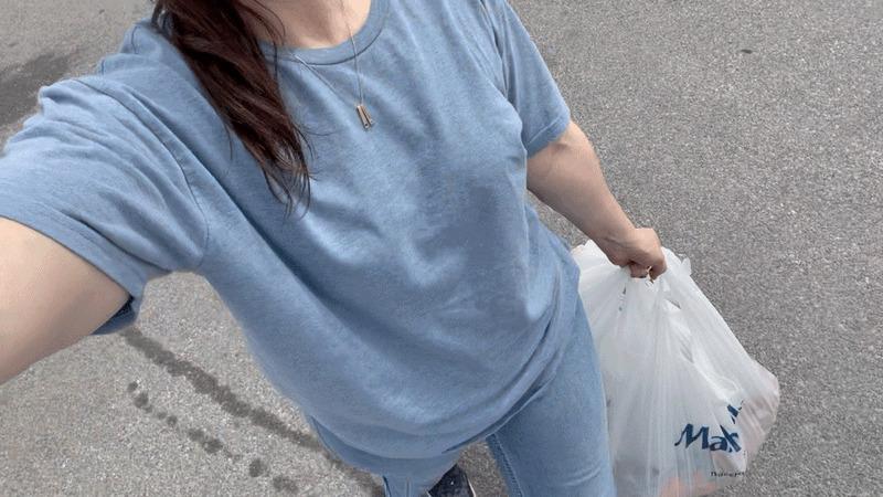 Running Sunday errands in my mom jeans : ) Difficult to film while walking but I did my best 😂