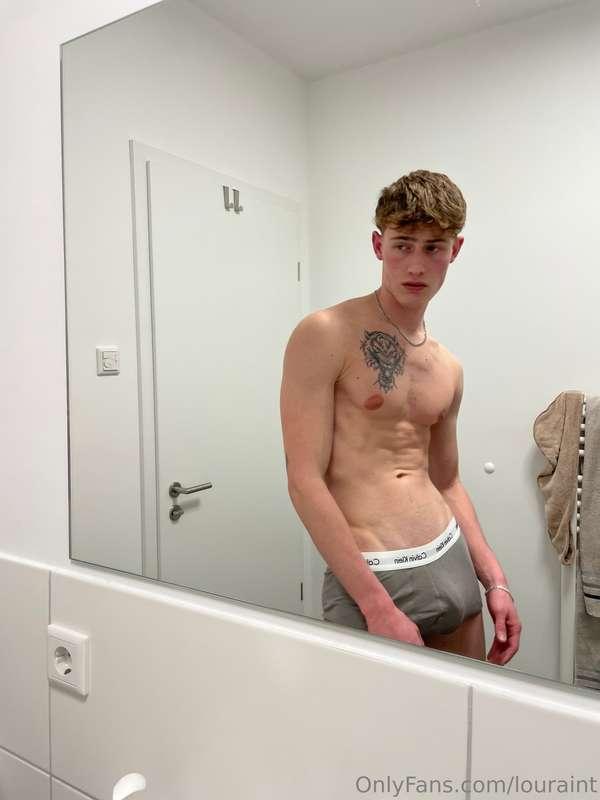 Me in the bathroom late at night 😘