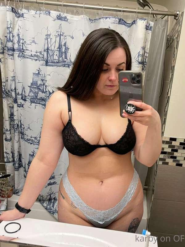 Bathroom selfies 🖤