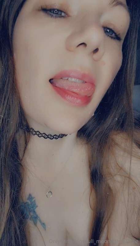 𝑭𝒊𝒏𝒈𝒆𝒓𝒊𝒏𝒈,
𝑴𝒐𝒂𝒏𝒊𝒏𝒈, 
𝒕𝒉𝒓𝒐𝒃𝒃𝒊𝒏𝒈 𝒑𝒖𝒔𝒔𝒚,
𝑮𝒓𝒊𝒏𝒅𝒊𝒏𝒈 𝒐𝒏 𝒎𝒚 𝑽𝒊𝒃𝒆,
𝑪..