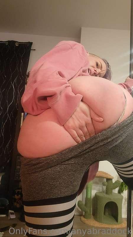 Just got off my twitch stream. Playing with my ass the other..