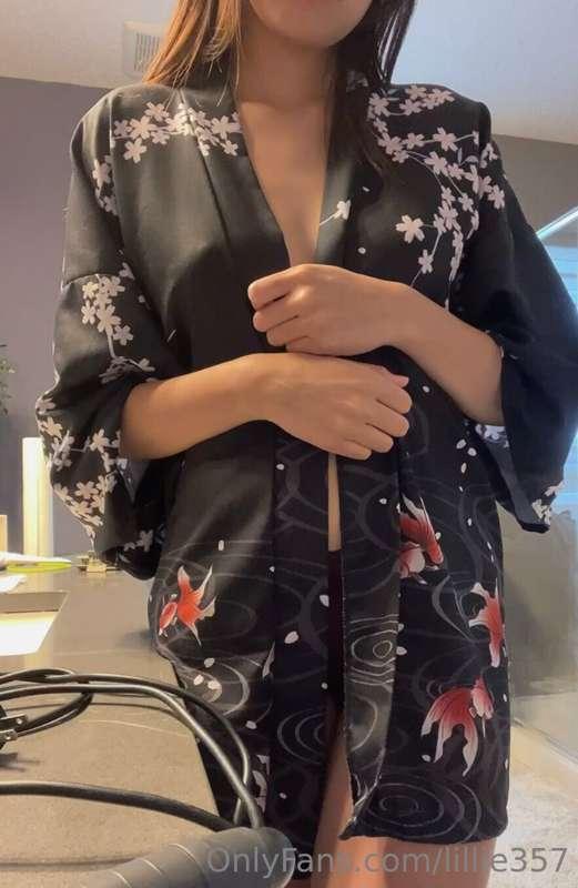 I know you want to see more of me in this kimono😘