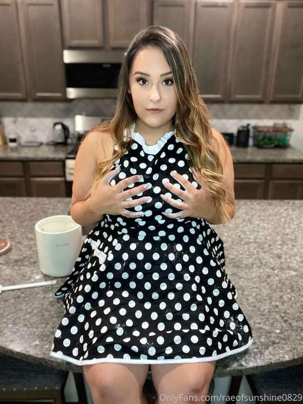 It’s my birthday month, babes 🧁🥳 You wanna eat my cake? 😉