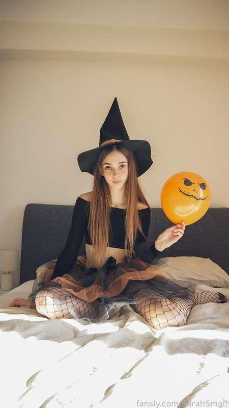 Happy Halloween👻🎃💀 Do you have a treat for me?😉 I think my costume should be appreciated😏
🎃small boobs
🎃big ass
🎃stockings
🎃feet
🎃nudes 