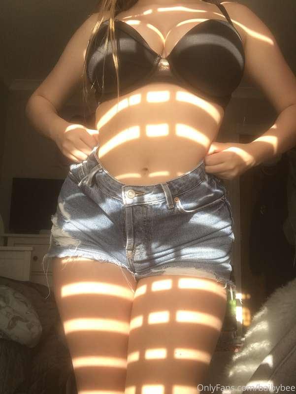 Some pics that I took yesterday xx

Boy it was hot 🥵

🐝Got a..