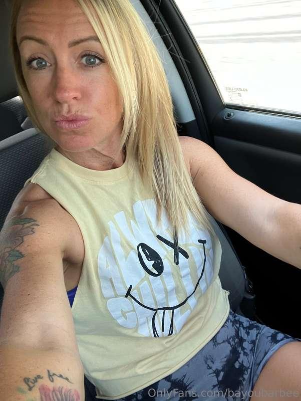 Laying floor all day 🥱 now time to work on this milf body💋💋