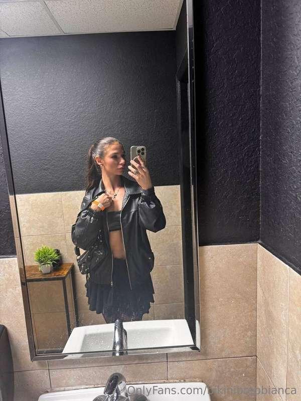 Sleek in black.🖤