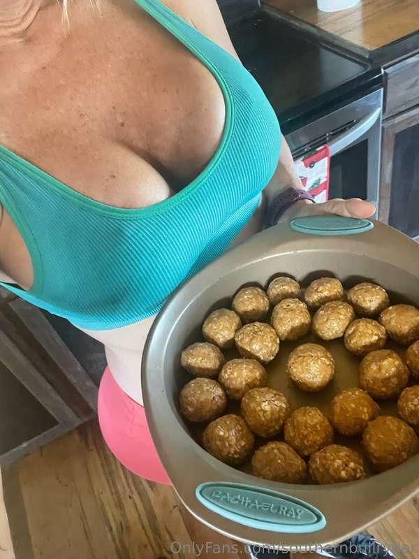 Snack time with my other favorite balls🤣