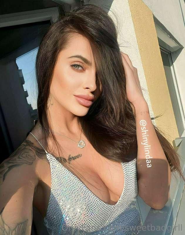 ## FREE PAGE  @shinylindaa
These perfect lips will drain you..