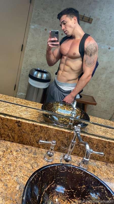 little gym pic real quick! I know it’s posted on snap, I jus..