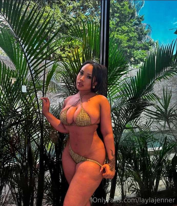 Follow for a free gift from the creampie qween herself 🤤💦Big..
