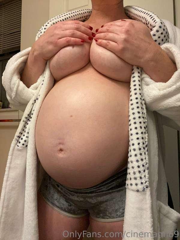 Ho-Ho-Ho! Happy December. Celebrating 33 weeks in my robe. 
..