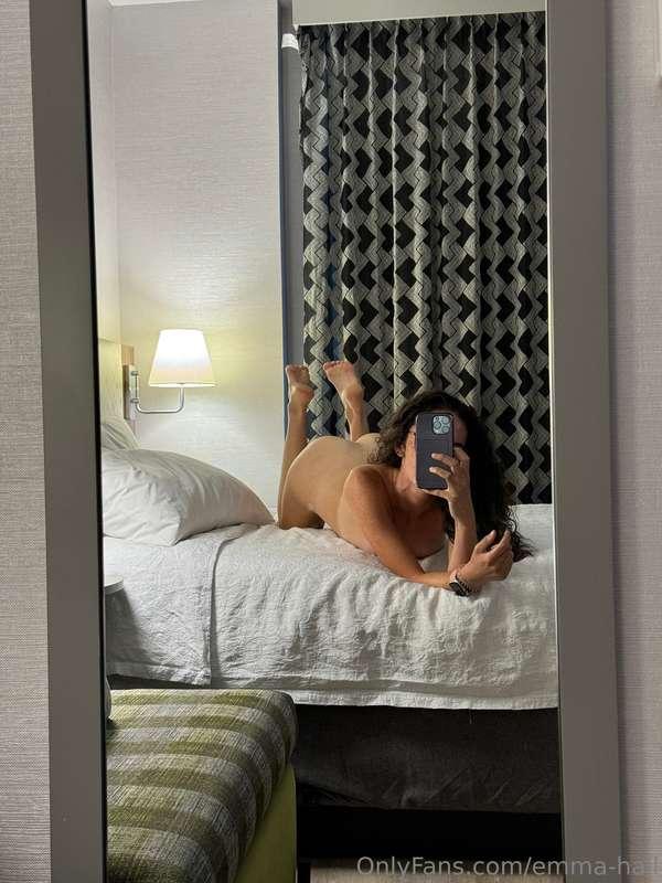 Laying in bed playing with my vibe🛏️