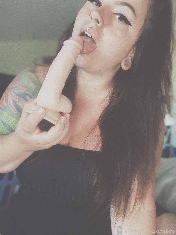 Want to see me suck on this cock? 🥵 tip on this post and the..