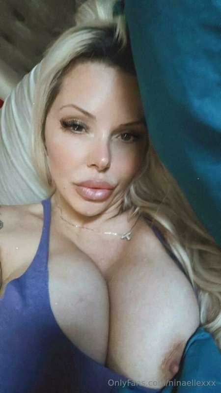 Good morning sexy! Cum over to my bed and talk dirty to me!💕