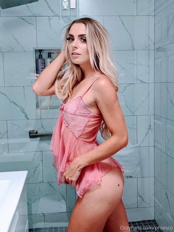 Check out my super hot friend @blondejenny 😍💦