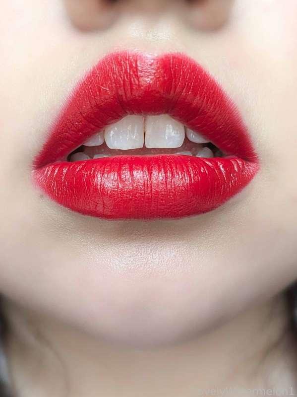 Happy 4th of July y'all! 😄🇺🇲 Here's a classic red look! Would have been interesting to do the blue and stars but maybe I can post that tomorrow haha. Hope you enjoy either way and have a good time with y'all's family celebrating if you're in the states ❤️🤍💙

#FYP #LipstickFetish #Lipstick #Lips #LipGloss #MouthFetish #Mouth #Oral #Tongue #Tease #UpClose #Kisses