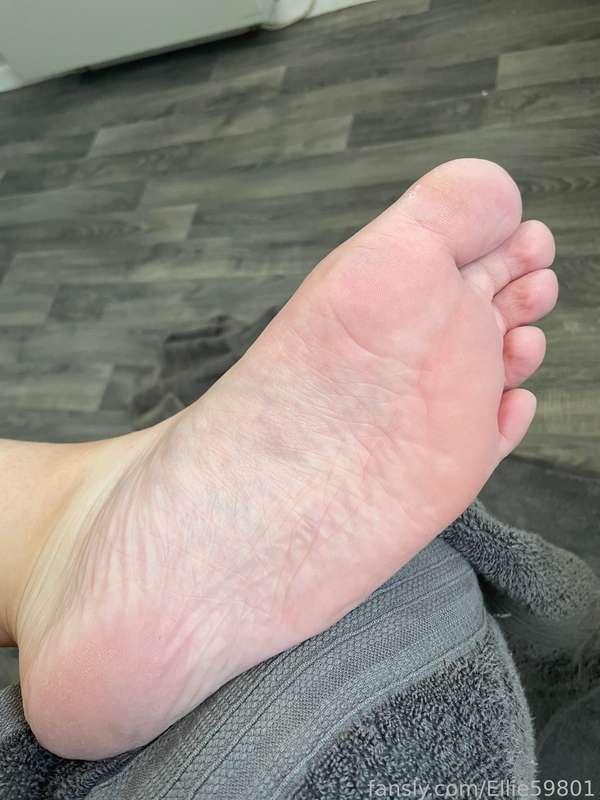 My feet are freshly washed and out of the shower, just waiting for you to come and rub lotion on them for me 👣👀 #fyp #feet #footfetish #foot #fetish #soles #toes #legs #hot #sexy #horny #pawg