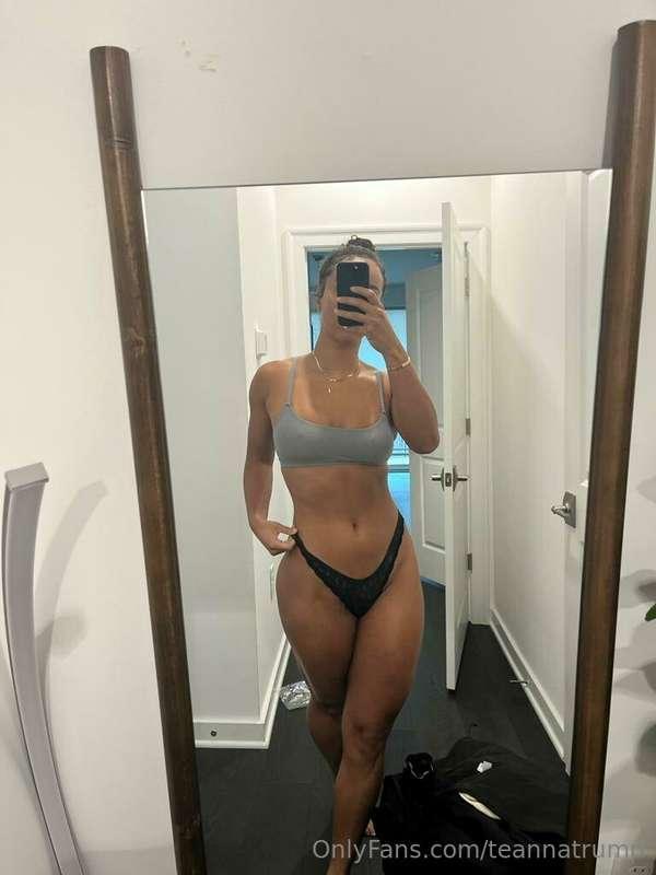 All that work in the gym just to tease you here 👅💋