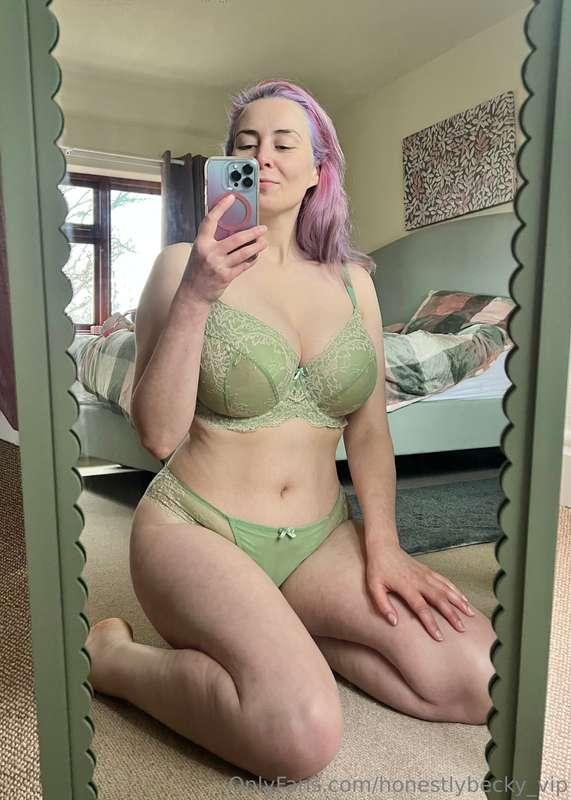 Dropping in to show you this, a new sexy set which I’m going..