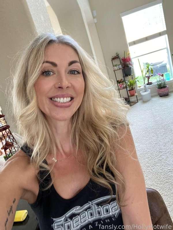 Going to get my nails done today! 💖

#milf #blonde #hotwife #nailday 
