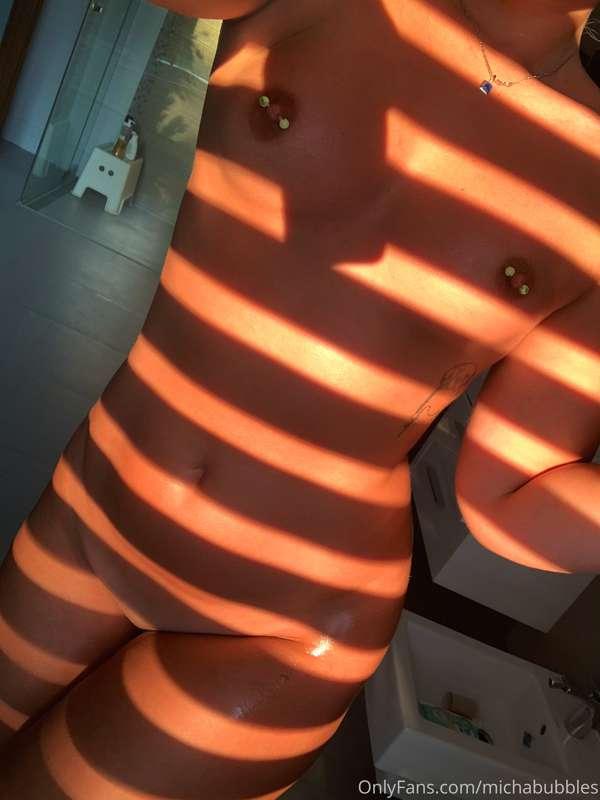 Can I be your Woman Crush this Wednesday? 😇 
Light hitting d..