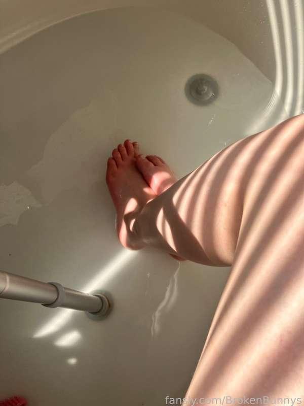 I’m sorry my femboy feet fans I keep forgetting to make stuff I hope the next couple weeks make up for it ;)
Enjoy my feet blushing for you while I soak them and get them nice and soft 
#smallfeet #feet #femboy #arches 