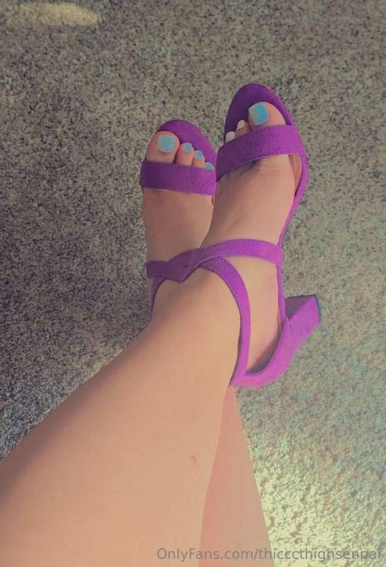 Do i have any feet loving fans? 💜👀