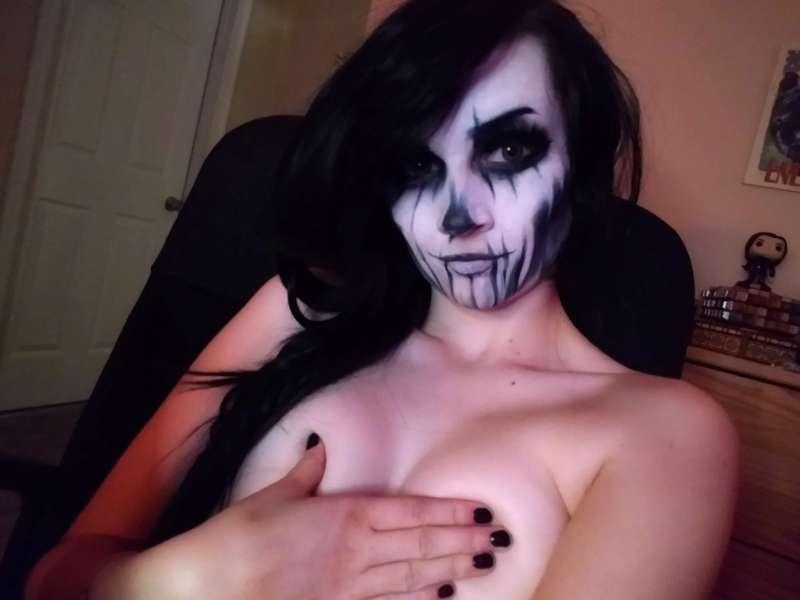 Caveira!! haven't posted this on here yet but it makes me wanna cosplay her again UwU