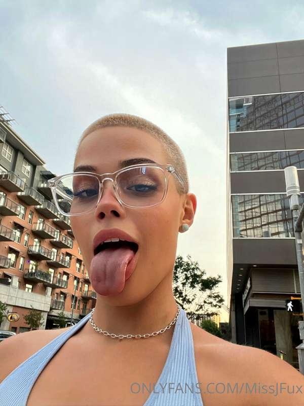 happy friday. dm me what you’re having for dinner 👅