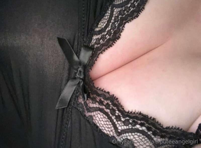 Black Lace 🖤 want to see what’s underneath? Come join me in ..