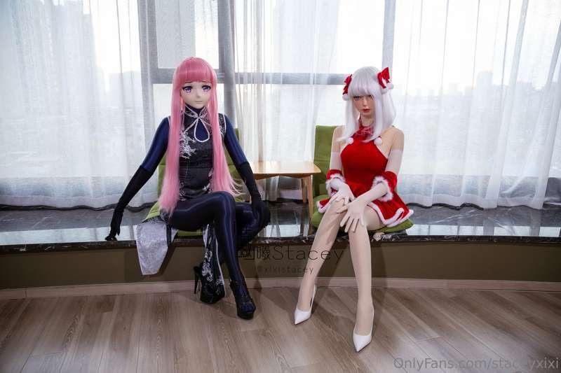 Two girls in zentai kigurumi dollmask 😜 看似和谐，实则一场大战即将爆发😈